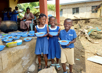 Kinder mit ihrer Mahlzeit bei der Schulspeisung